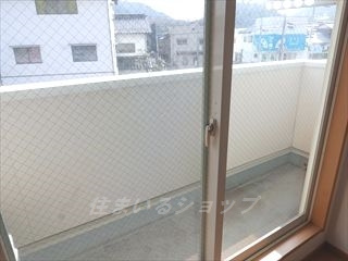 広島市安佐北区亀山５丁目のアパートのバルコニー
