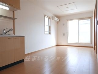 広島市安佐北区亀山５丁目のアパートの居間・リビング|明るい角部屋・エアコン付き