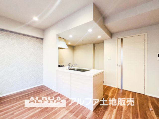 ダイアパレス立川若葉町のキッチン|【Open Kitchen】
◆オープンキッチン◆キッチン上部の吊り戸棚を設置せず開放感あふれた、家族との対話が楽しめるオープン・キッチンを採用。家族との会話が楽しみになりますね。