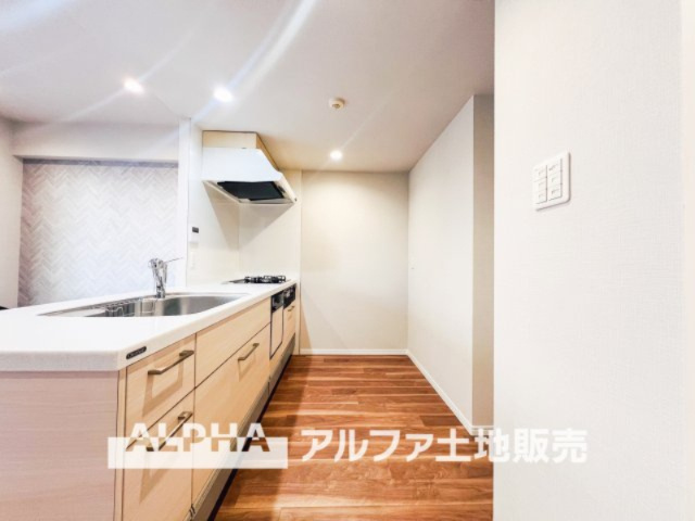 ダイアパレス立川若葉町のキッチン|【Kitchen Top】
◆キッチンTOP◆は大理石調の滑らかですべすべした表面を採用。ホワイト・キッチンTOPで調理しテーブルに並べる。食する料理に家族が舌鼓を打ち自然と笑いが絶えない場所になる。