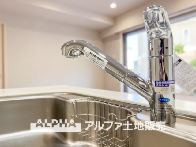 ダイアパレス立川若葉町のキッチン|【Water cleaner】
◆浄水器◆蛇口から流れ出すお水はクリーンでいつも楽しめます。また浄水器内臓シャワー混合栓なので場所取らずのスッキリとしたスタイルです。