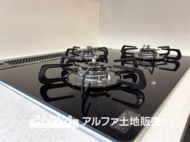 ダイアパレス立川若葉町のキッチン|【Glass top range】
◆ガラストップレンジ◆お料理のあとはさっと拭くだけで綺麗になる。お手入れも簡単に、見た目も綺麗に。奥様の負担を軽減します。