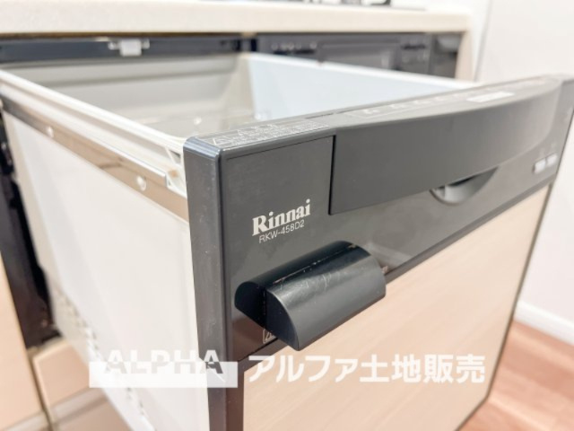 ダイアパレス立川若葉町のキッチン|【Food washing machine】
◆食洗機◆家事の時間を短縮し、お子様との大切な時間をもっと楽しく。手荒れも防げて節水効果も高い、忙しい毎日に嬉しい人気の設備です。
