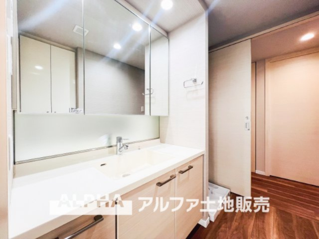 ダイアパレス立川若葉町の独立洗面台|【Vanity with Three Mirrors】
◆三面鏡洗面化粧台◆身支度で使う歯ブラシや化粧品などの小物も鏡裏にすっきり収納。生活感を抑えて朝のひとときも快適に過ごせスタイリッシュな空間に。