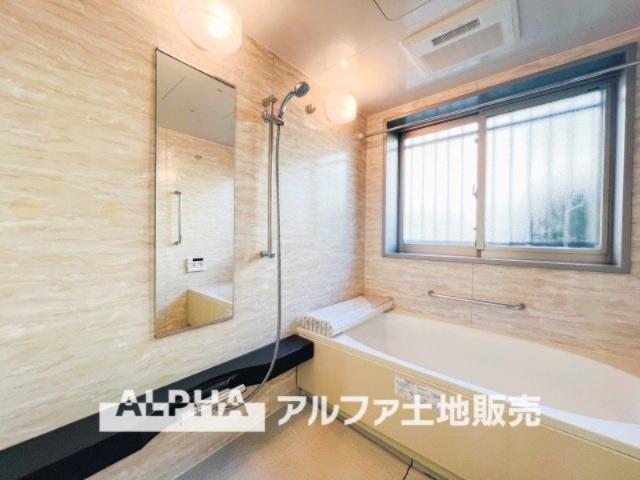 ダイアパレス立川若葉町の浴室|【Bathroom】
◆浴室換気乾燥機付きUB◆雨に日でも洗濯物が乾かせ、同時に室内を乾燥させる為、カビ、汚れの発生を抑えます。暖房機機能があり冬場は入浴前に暖め可能でとても重宝します。