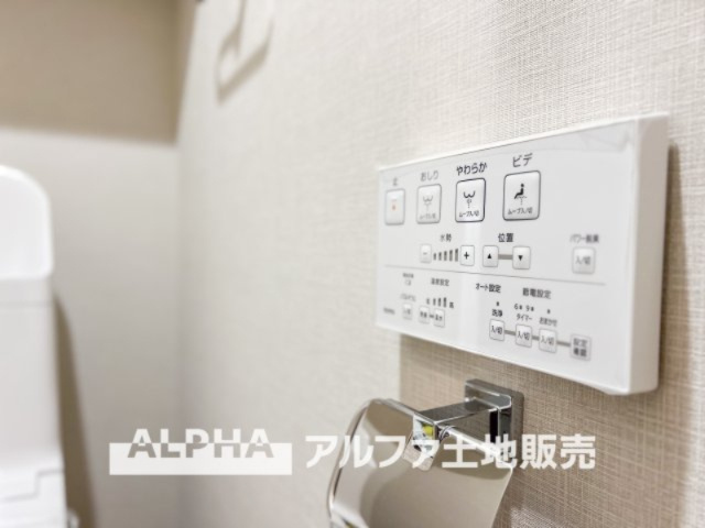 ダイアパレス立川若葉町のトイレ|【Warm water flush toilet】
◆温水洗浄便座付きトイレ◆お掃除も楽々。快適に過ごすためには今や欠かせない設備の一つです。壁掛けリモコンで使いやすくいつでも清潔に保てます。