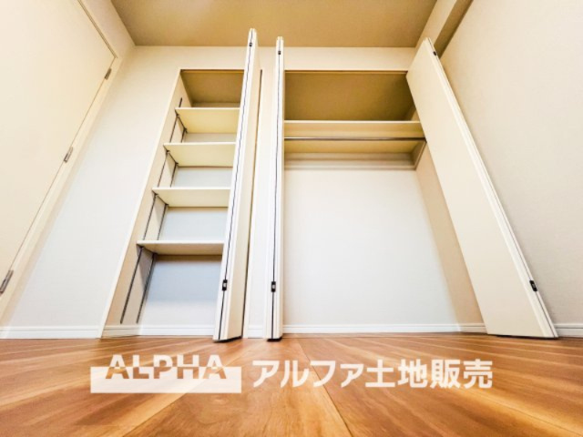 ダイアパレス立川若葉町の収納|【closet】
◆クロゼット◆各居室のクロゼットは大好きな服、大事なバッグやアクセサリー、そして大切な思い出の品々。そんなものを傍らにそっと置いておきたい場所です。