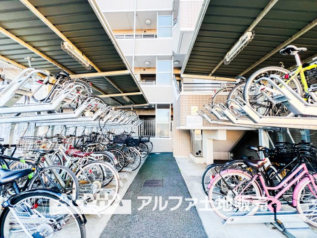 ダイアパレス立川若葉町の駐輪場|【Bicycle Storage Area】
◆駐輪場◆共用部は管理の行き届いた綺麗なスペース。いつも明るく出迎えてくれる大切な場所です。