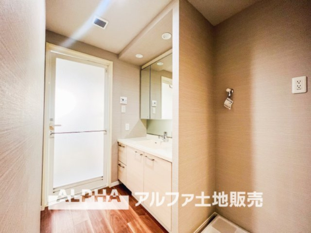 ダイアパレス立川若葉町のランドリースペース|【Laundry space】
◆ランドリースペース◆広々した空間で雨の日でも十分に洗濯物を乾かすことが出来ます。バスルームには浴室換気乾燥機も付いているので重宝しますね。