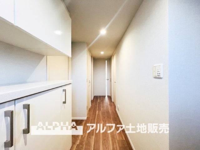 ダイアパレス立川若葉町の玄関|【Shoes cloakroom】
◆シューズクローク◆多彩な収納のアレンジが行えるのもポイントの一つ。何通りもの配置ができるので、魅せる収納にも対応ができます。家族の思い出をフォトフレームに飾る。