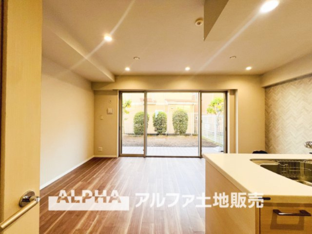 ダイアパレス立川若葉町の居間・リビング|【Voice】
◆声◆通学から帰宅しここを通過する子供達。だからこそ、そこからさり気ない「おはよう」と「おかえり」がこだまする『愛おしい風景』