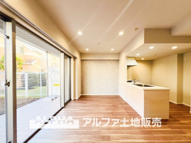 ダイアパレス立川若葉町の居間・リビング|【prospect view】
◆採光◆リビングからは透明に限りなく近い空気と採光が射し込んでくる。それは明るさと解放感溢れゆったりとしたひと時を過ごすことが出来る『light view』