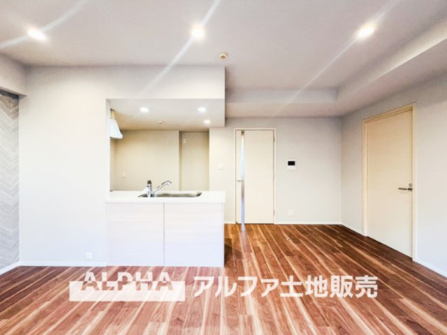 ダイアパレス立川若葉町の居間・リビング|【quality of the lighting】
◆クオリティ◆優しい陽射しを計算した設計は、住宅好きの方にはひと目で分かる高いクオリティ。長くお使い頂ける我が家だからこそ「優しい採光」に拘りたい。