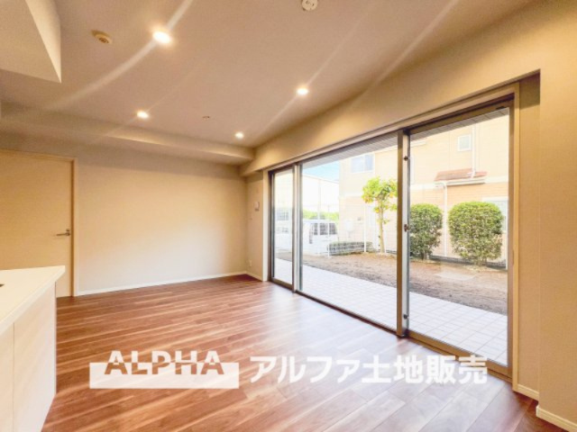 ダイアパレス立川若葉町の居間・リビング|【Cool wind】
◆窓を開けると◆大きな窓から降り注ぐ眩いくらいの日差し。暗い部分が一つもないことがコンセプトとなっており、家の中が全て明るいことがポイント。気持ちが高揚するお住いです。