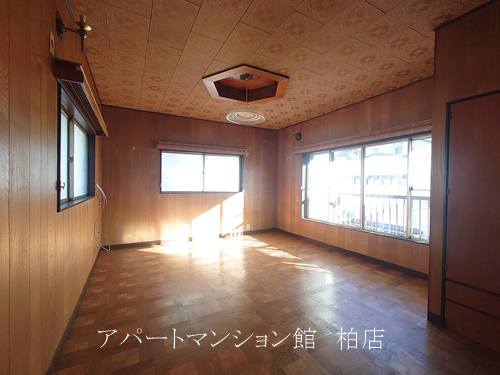 新逆井１丁目戸建の洋室