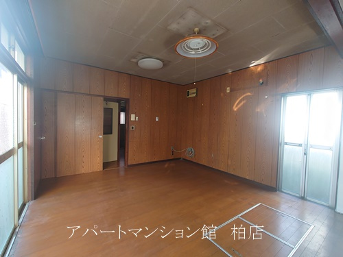 新逆井１丁目戸建の居間・リビング