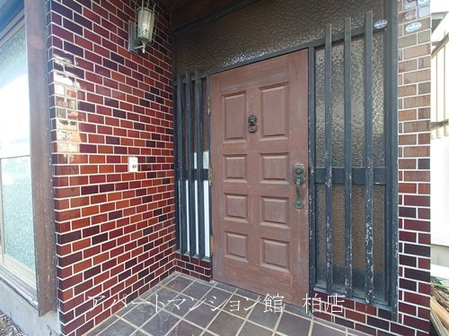 新逆井１丁目戸建のエントランス