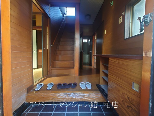 新逆井１丁目戸建の玄関