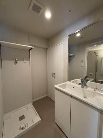 【独立洗面台】 | ＭＡＣ箱崎コート | 三面鏡裏収納付きの洗面台で、散らかりがちな洗面回りもすっきりと片付きます