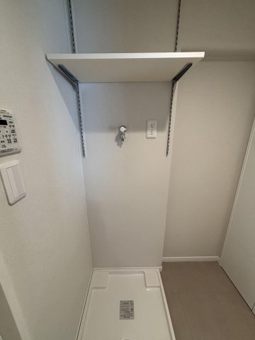 【ランドリースペース】 | ＭＡＣ箱崎コート | 洗濯機置き場の上部のスペースには洗剤等を置ける棚が設置されています