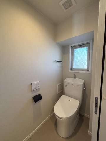 【トイレ】 | ＭＡＣ箱崎コート | いつも綺麗に清潔に！ウォッシュレット付きトイレです。窓も付いてるので空気の入れ替えも楽にできます