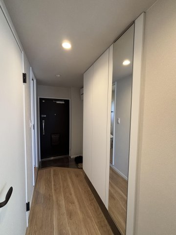 【玄関】 | ＭＡＣ箱崎コート | 玄関には収能力の高いシューズボックスと姿見までセットされています