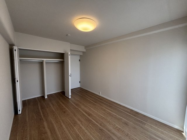 【洋室】 | ＭＡＣ箱崎コート | 6.4帖の洋室。バルコニーに面した明るいお部屋で、大容量のクローゼットが備えられています