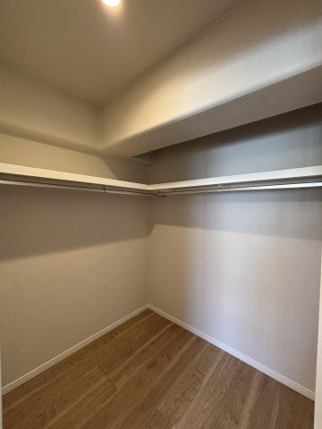 【収納】 | ＭＡＣ箱崎コート | ウォークインクローゼット。季節物の洋服や、普段使いの鞄を収納したり多様な使い方ができます