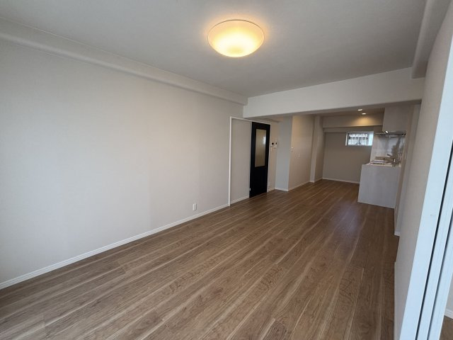 【居間・リビング】 | ＭＡＣ箱崎コート | 南東向きの明るいLDKは壁付タイプのキッチンで空間を有効的に活用できます