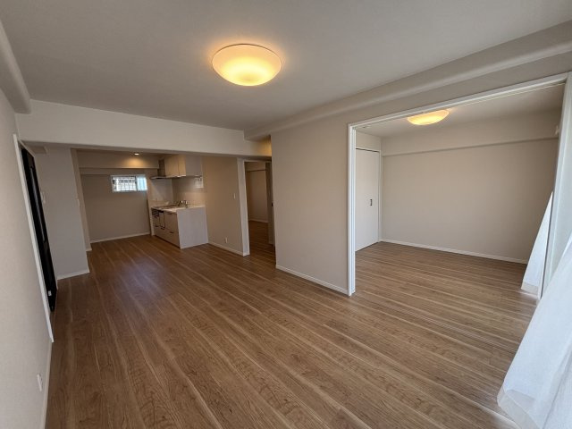 【居間・リビング】 | ＭＡＣ箱崎コート | LDKは隣りの洋室とつなげて広く使ってもOK。ライフスタイルに合わせて自由に使えます