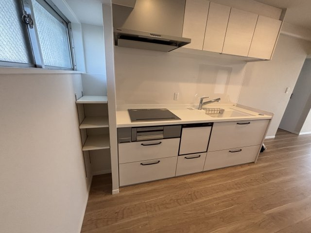 【キッチン】 | ＭＡＣ箱崎コート | シンプルで機能的なシステムキッチン。食洗機付きで収納もばっちり備えてあります