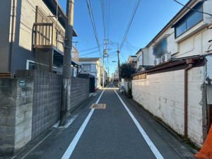 【前面道路含む現地写真】 | 車通りが少なく落ち着いた前面道路環境！小さなお子さまやペットのいるご家庭も安心して暮らせます♪近隣とのコミュニティも育みやすい穏やかなロケーションです！