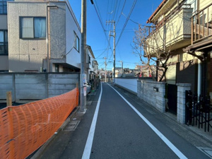 【前面道路含む現地写真】 | 道路幅がしっかりと保たれた見通しの良い道路環境！日々の通勤通学はもちろん、休日のお散歩も心地よく楽しめます♪安心感あふれる閑静な住宅街です！