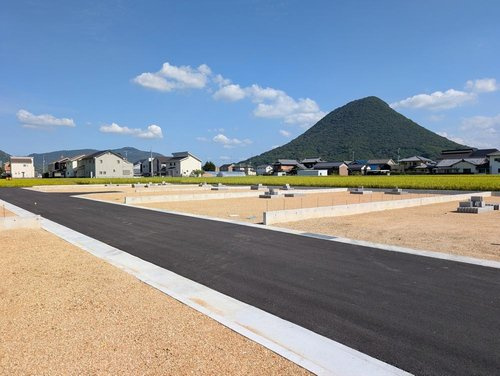 丸亀市飯野町西分の新築一戸建の前面道路含む現地写真|前面道路含む現地写真です