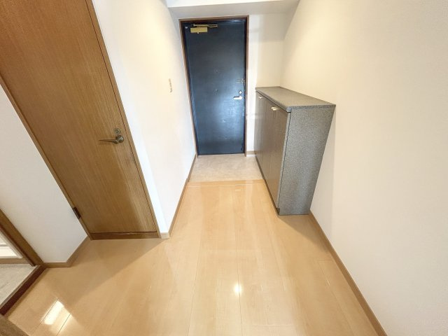 【玄関】 | エイルスクエア千鳥 | 玄関は広さを感じられるように収納をあえて小さめにしています。追加で棚をとりつけることもできます