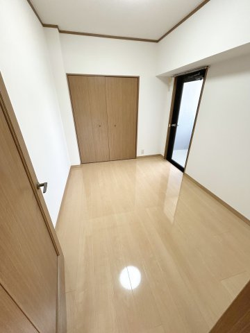 【洋室】 | エイルスクエア千鳥 | 4.7帖の洋室。コンパクトなお部屋ですが収納がたっぷりあるので居住スペースは広く使えます