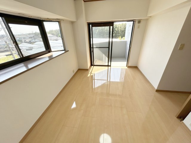 【居間・リビング】 | エイルスクエア千鳥 | 7帖の洋室は2面採光で明るく、景色も広く見えるので開放感があります