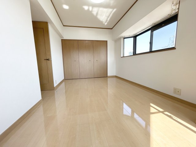 【洋室】 | エイルスクエア千鳥 | 幅広の出窓は窓辺に物を置くことができ、部屋の空間も広く感じられる効果があります