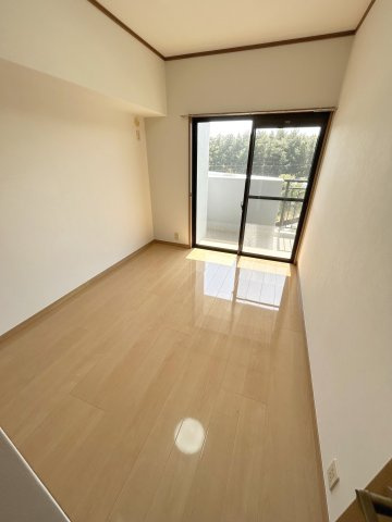 【洋室】 | エイルスクエア千鳥 | 4.9帖の洋室。角部屋の特権で全室バルコニーに面しており明るく風通しも良好です