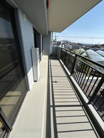 【バルコニー】 | エイルスクエア千鳥 | 太陽の光が射し込むバルコニーは、洗濯物を干すのが楽しくなりますね♪