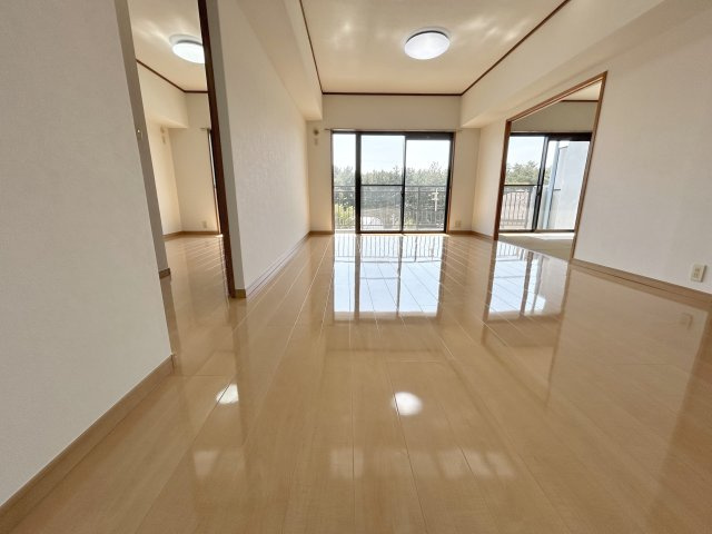 【居間・リビング】 | エイルスクエア千鳥 | リビングは陽当り・風通し共に良好で、ご家族みんなで過ごす空間をより居心地良くしてくれます