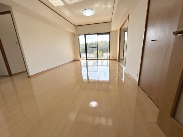 【居間・リビング】 | エイルスクエア千鳥 | LDK＋隣接和室の間仕切りを開放すればご家族みんながゆったりくつろげる広々リビングに