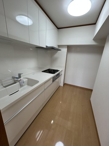 【キッチン】 | エイルスクエア千鳥 | キッチンは壁面が多いので収納量が多くなります。冷蔵庫や食器棚も置けますし、吊戸棚も設置済みです