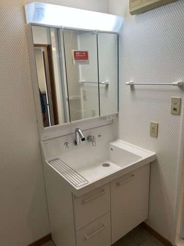 【独立洗面台】 | エイルスクエア千鳥 | 朝の身支度に便利なゆとりある三面鏡付きの洗面台です