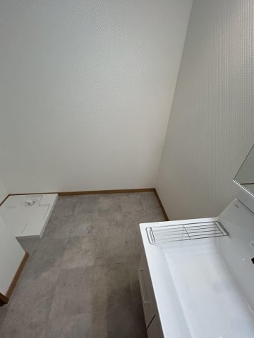 【ランドリースペース】 | エイルスクエア千鳥 | 洗面台の横にスペースがあるので収納棚を置くと、洗剤やリネン等もすっきり収納できそうですね