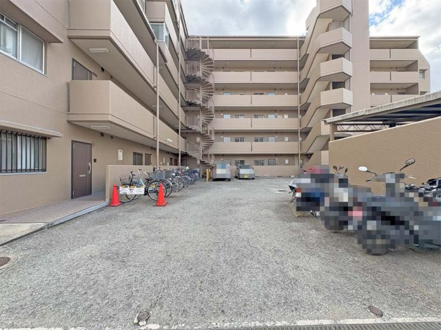 朝日プラザ立花の駐車場