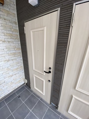 カルム左門町の玄関