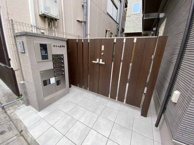 カルム左門町のエントランス