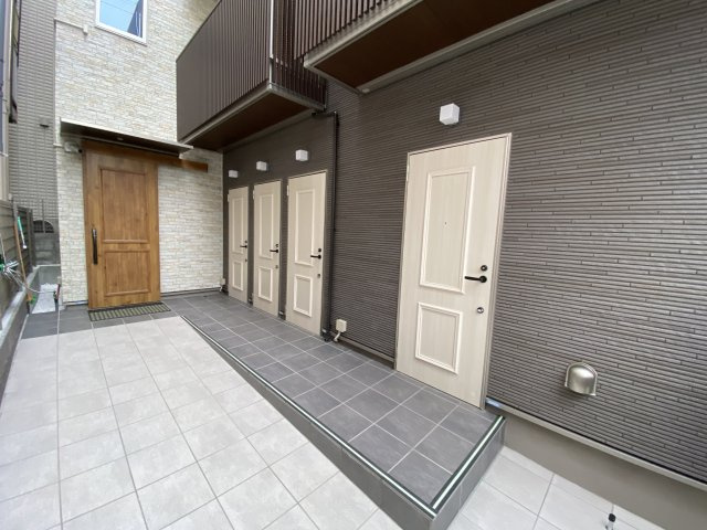 カルム左門町のエントランス