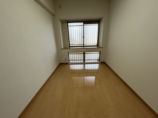 【洋室】 | アーサー新宮パークシティ バルセロナ | 4.9帖の洋室。足元までガラスで室内に明かりを多く取り入れています。出窓になっているのもポイントです